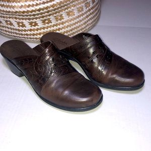 Clarks women’s Bendable Leather Mules 8 1/2